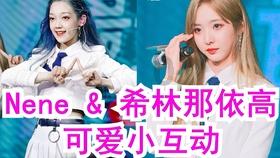 花群中的女孩